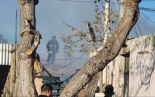 Tras el incendio, así quedó la casa donde vivían cuatro familias en Rawson