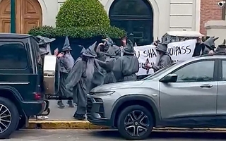 Gandalfs escracharon a Peter Thiel en Palermo Chico
