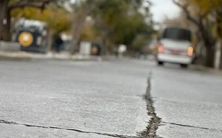 Capital realiza repavimentación y bacheo en calle Mitre