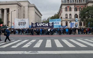 Masiva marcha de la CGT por el endeudamiento de las familias