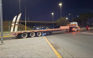 Un camión quiso doblar por el lateral de la Circunvalación y chocó a un auto