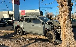 Fuerte accidente en Capital: una camioneta impactó contra un árbol