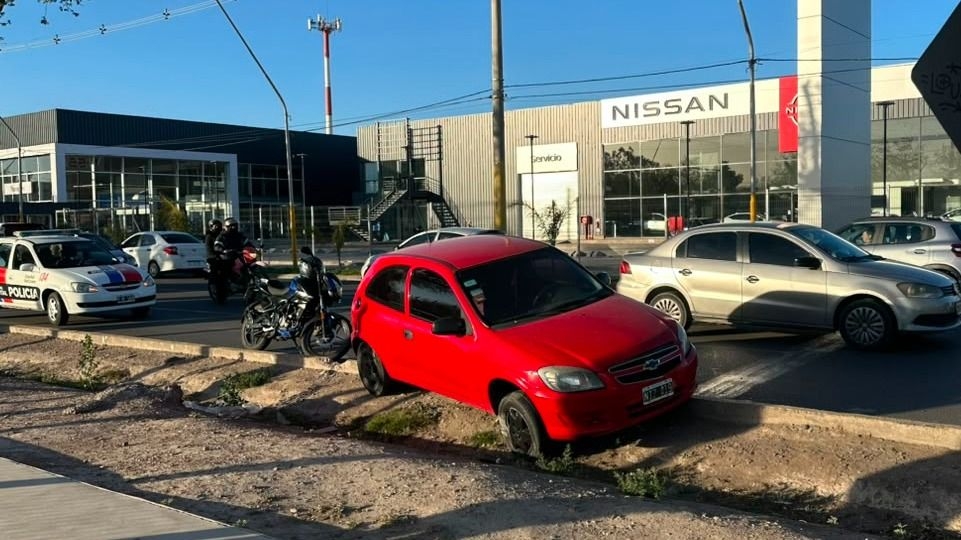 El auto terminó en la cuneta tras el choque. Asi quedó la camioneta tras el impacto. (Foto: DIARIO HUARPE/Martín Britos)