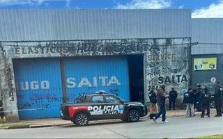 Tragedia en Rosario: un operario murió aplastado en un taller por un colectivo