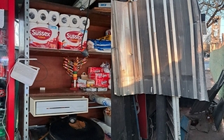 Robaron el kiosco de la Plaza de Desamparados y lo dejaron destrozado