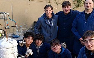 Alumnos argentinos transformaron plástico en nafta y crean un reactor autosustentable