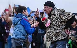 Tiene 87 años, fue a “farmear aura” y se robó todas las miradas