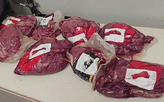 Una pareja usó a una menor en brazos para robar carne y ropa en un supermercado