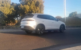 Una policía terminó herida en la cabeza tras ser chocada por una camioneta