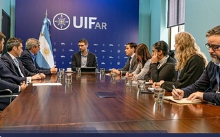 La UIF y CAEM analizan ajustes a la normativa antilavado para la minería