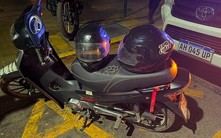 Dos ladrones robaron un celular, los persiguió la policía y fueron aprehendidos