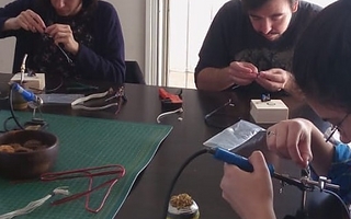 Un laboratorio invita a explorar electrónica y sonido desde el “Hazlo Tú Mismo”