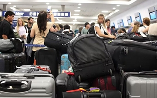 Un avión que iba de Buenos Aires a Madrid aterrizó de emergencia con 400 pasajeros