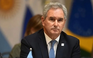 Argentina baja la tensión con Chile y fija postura por el estrecho de Magallanes