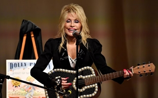 Murió Dolly Parton a los 80 años, adiós a una leyenda de la música
