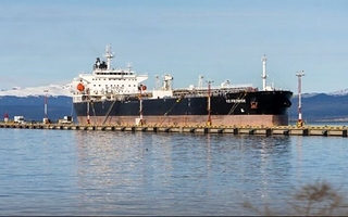 Tierra del Fuego denuncia el amarre de un buque petrolero británico en Ushuaia