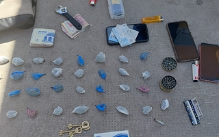 Tres personas fumaban marihuana y les encontraron 33 envoltorios 