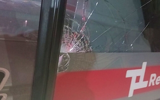 Atacaron a piedrazos un colectivo de la RedTulum y una pasajera terminó herida