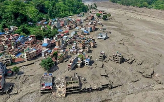 Una inundación arrasó una región de Nepal y hay cientos de desaparecidos