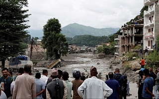 Las terribles imágenes de la inundación que arrasó una región de Nepal