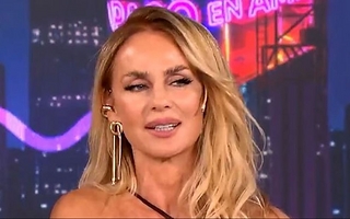 Un famoso conductor no pierde el tiempo y quiere seducir a Sabrina Rojas