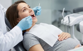 Qué comer después de una extracción dental y qué alimentos evitar