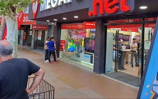 Robaron 10 celulares y una bicicleta tras romper la vidriera de un local