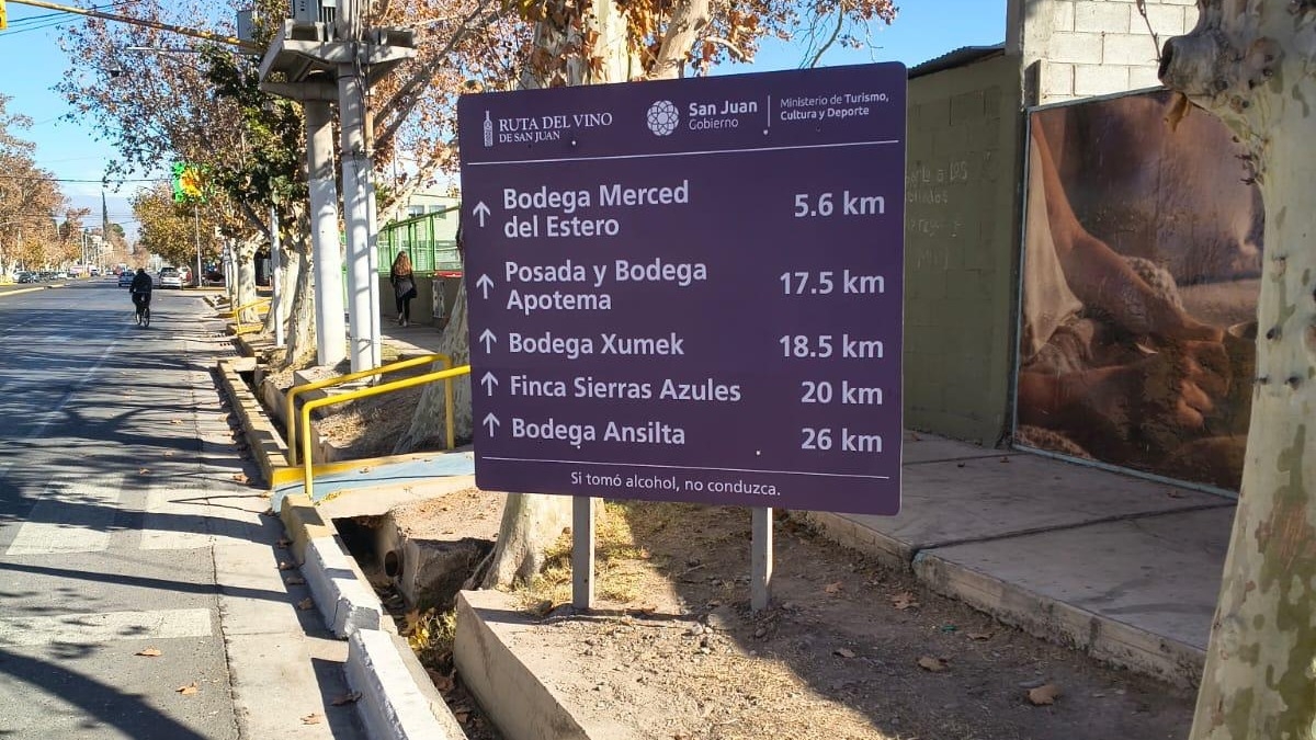 Vialidad Provincial y Nacional participan del plan para renovar los carteles turísticos. FOTO: Gentileza