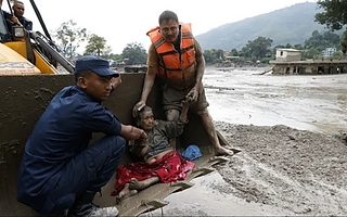 Alerta en Nepal por una nueva riada: familias huyen y buscan a desaparecidos