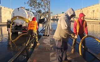 Chimbas realiza tareas de limpieza por el desborde de agua en Ruta 40