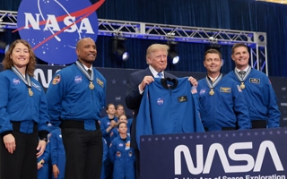 Trump distinguió a los astronautas que volvieron a viajar hacia la Luna
