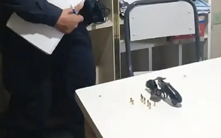 Allanaron casas de alumnos que llevaron armas a dos escuelas en Tucumán