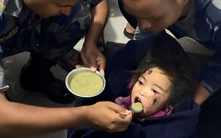 Milagro en Nepal: una niña sobrevivió 60 horas atrapada bajo el barro