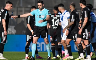 Fuerte sanción de AFA a los árbitros tras el escándalo en Riestra-Vélez