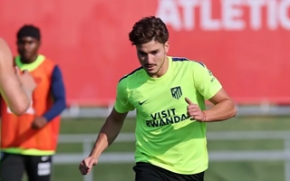 Julián Álvarez reapareció en Atlético a horas de definirse su futuro