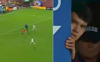 Un alcanzapelotas entró a la cancha y frenó un ataque de su propio equipo en partido