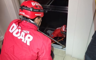 Tragedia en un edificio: un guardia murió atrapado por un ascensor