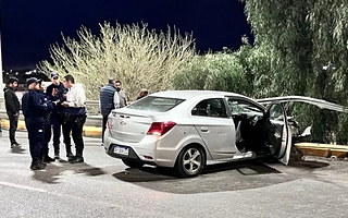 Un remis chocó contra un guardarraíl de Ruta 40 y hubo tres personas heridos
