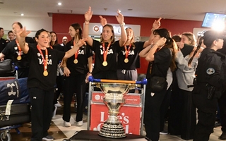 Una multitud recibió a Las Leonas en Ezeiza tras la histórica conquista mundial
