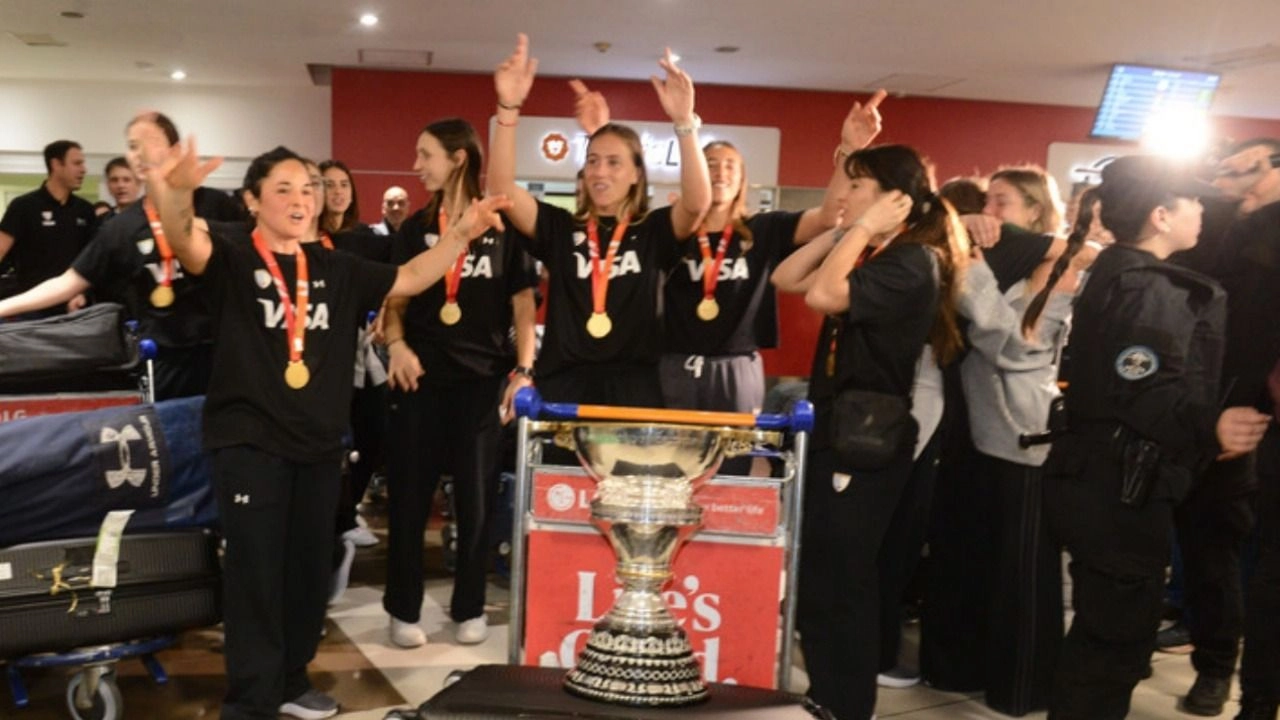 Las Leonas volvieron al país con la Copa del Mundo y fueron recibidas por una multitud