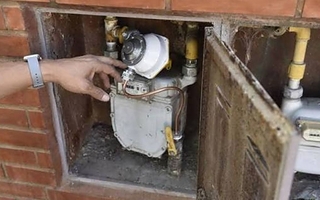 Atraparon a un ladrón robando caños de cobre de medidores de gas
