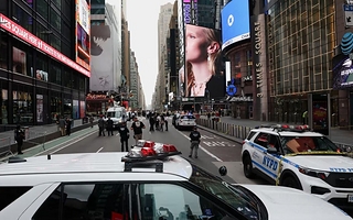 Una mujer acuchilló a dos personas en Times Square y fue abatida por la Policía