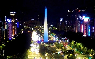 El Obelisco se iluminó de celeste y blanco para homenajear a Messi