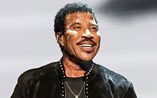 El cantante Lionel Richie fue internado en terapia intensiva tras dar un show