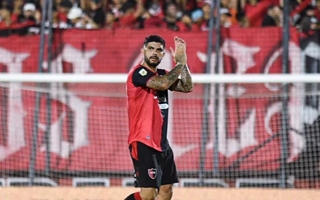 Éver Banega no podrá salir de Argentina por una deuda con su hijo