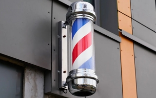 Por qué las barberías tienen un poste rojo, blanco y azul y qué significa