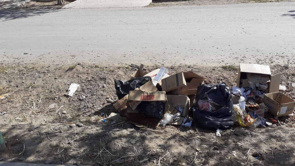 Denuncian que de una escuela arrojan basura a la calle