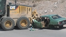 Dos heridos después de que una máquina vial aplastara un auto