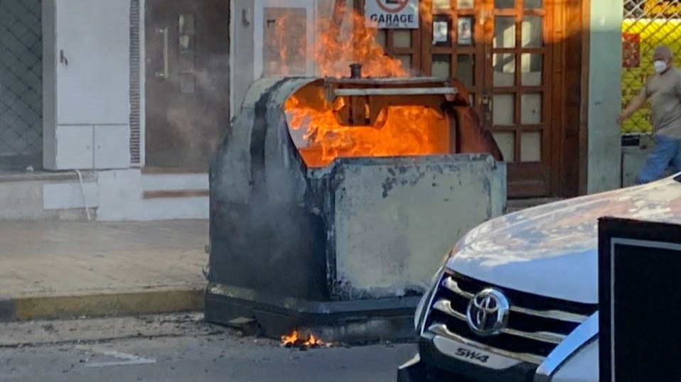 Quemaron un contenedor de basura en el microcentro sanjuanino e ...