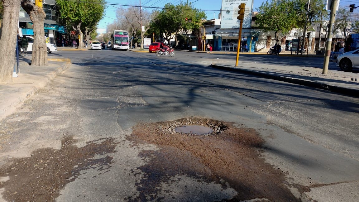 Un bache de grandes dimensiones sobre Avenida Libertador pone en riesgo ...